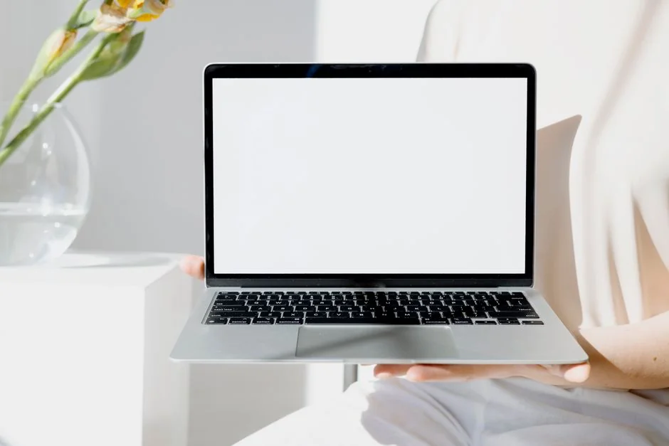 Une designer concentrée travaille sur un projet centré sur l’utilisateur dans un bureau moderne.